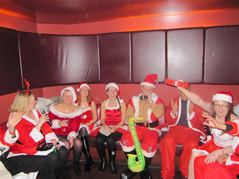manchester socialising christmas pub crawl